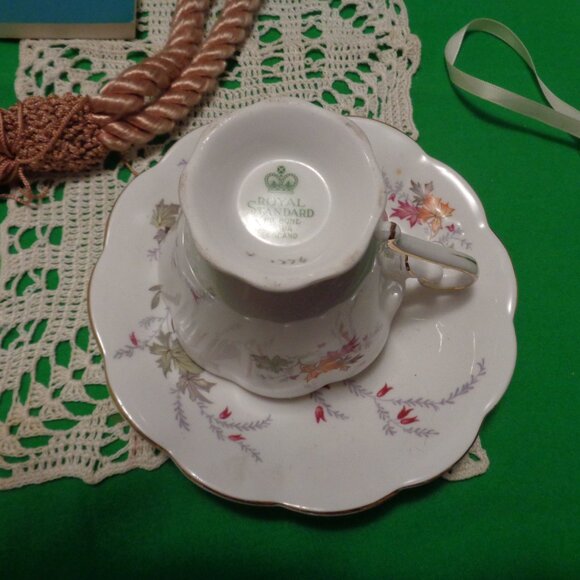 VINTAGE TEA CUP SAUCER OLD DOILYS COUNTRY BASKETS BOOK PILLOW SHAM ETC. … - Picture 4 of 11